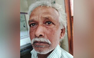 সেবা না পেয়ে ডিসি অফিসের হেল্পডেস্ক ভাঙচুর করলেন বৃদ্ধ