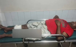 রিকশাচালকের দুই পা ভেঙে দিল পুলিশ