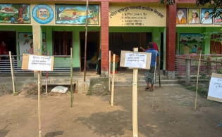 দুই কেন্দ্রের এক মাঠ, সব আছে ভোটার নেই