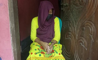স্ত্রীর স্বীকৃতি চেয়ে প্রবাসীর বাড়িতে নারীর অবস্থান, অতপর...