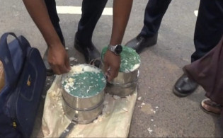 ভাতের নিচে গাঁজা, পাচারকারী নারী আটক