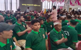 স্বরাষ্ট্রমন্ত্রীর কাছে ৫০ জলদস্যুর আত্মসমর্পণ