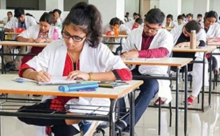বেসরকারি মেডিকেলে কেন শিক্ষার্থীদের এত বড় সংকট?