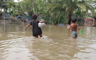 সুপেয় পানির তীব্র সংকটে ৪ উপকূলীয় উপজেলার মানুষ