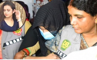 ‘হ্যালো, হাউ আর ইউ’ বলে আনারকে শিলাস্তির অভ্যর্থনা
