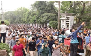 সরকারি চাকরিতে কোটা পুনর্বহালের প্রতিবাদে উত্তাল ঢাবি