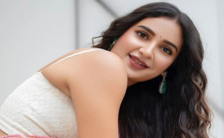 বিকিনিতে ঝড় তুললেন শুভশ্রী