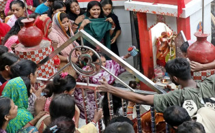 বংশালে হরিজন সম্প্রদায়ের মানুষের কান্নার রোল