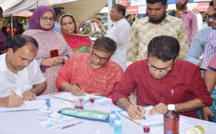 প্রধানমন্ত্রী বরাবর ‘রক্ত দিয়ে লিখে’ স্মারকলিপি দিলেন শিক্ষকরা
