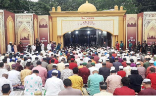 ঈদের জামাতে বিশ্ব শান্তি কামনা