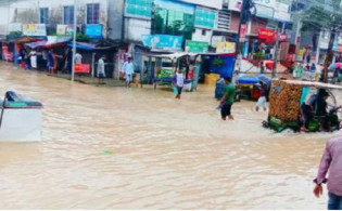 সিলেটে হাঁটু থেকে কোমরসমান পানি, আতঙ্কে মানুষ