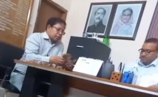 ঠিকাদারের কাছ থেকে প্রকাশ্যে ঘুষ নেওয়ার ভিডিও ভাইরাল