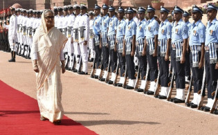 ভারতের রাষ্ট্রপতি ভবনে শেখ হাসিনাকে লালগালিচা সংবর্ধনা