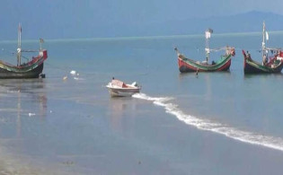 সেন্ট মার্টিনে চলাচলকারী ট্রলারে উঁচু করে পতাকা বাঁধার নির্দেশ