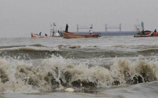 রাতেই ১৯ অঞ্চলে তীব্র ঝড়-বৃষ্টি, বন্দরে ৩ নম্বর সংকেত
