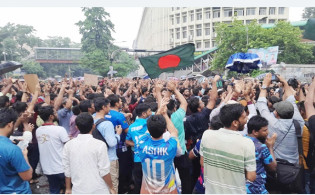 কোটা বাতিলের দাবিতে শাহবাগে শিক্ষার্থীদের অবস্থান