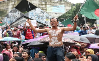 কোটা বাতিলের দাবিতে শাহবাগ অবরোধ, যান চলাচল বন্ধ
