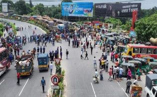 কোটাবিরোধী আন্দোলনকারীদের ঢাকা-টাঙ্গাইল মহাসড়ক অবরোধ