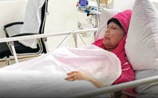 নিবিড় পর্যবেক্ষণে খালেদা জিয়া, দেখতে গেলেন মির্জা ফখরুল-রিজভী