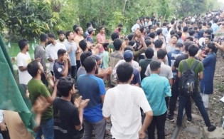পুলিশের লাঠিচার্জের প্রতিবাদে রাবি শিক্ষার্থীদের রেললাইন অবরোধ