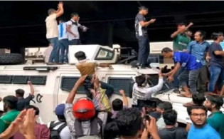 পুলিশের সাঁজোয়া যানের উপর শিক্ষার্থীদের বিক্ষোভ