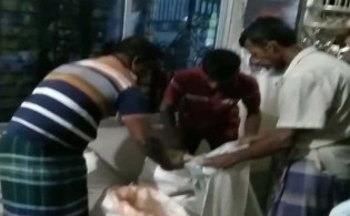 নারী ইউপি সদস্যের রাইস মিল থেকে সরকারি সার উদ্ধার