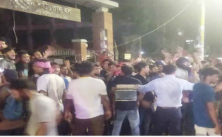 রাস্তায় পুলিশ-ছাত্রলীগ, ঢাবি হলে কোটা আন্দোলনকারীরা
