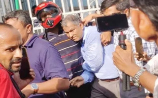 ঢাবি শিক্ষককে পেটালেন কোটা আন্দোলনকারীরা