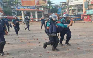 বরিশালে পুলিশ পেটালো আন্দোলনকারীরা