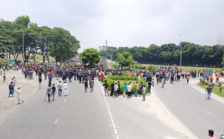 ঢাকা-টাঙ্গাইল মহাসড়ক অবরোধ, যান চলাচল বন্ধ