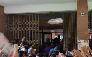 জাবিতে হল ছাড়ার নির্দেশ, প্রতিবাদে প্রশাসনিক ভবন ভাঙচুর