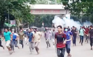 টিএসসিতে পুলিশের সাউন্ড গ্রেনেডের বিস্ফোরণে ছত্রভঙ্গ শিক্ষার্থীরা