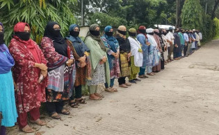 মুখে কালো কাপড় বেঁধে মাভাবিপ্রবি শিক্ষকদের প্রতিবাদ