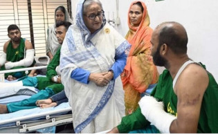 আহত পুলিশ সদস্যদের দেখতে রাজারবাগে প্রধানমন্ত্রী
