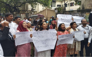 ঢাকা মেট্রোপলিটন ম্যাজিস্ট্রেট আদালতের সামনে শিক্ষার্থী-আইনজীবীদের বিক্ষোভ