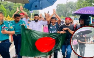 রংপুরে পুলিশকে ফুল দিয়ে বরণ করল আন্দোলনরত শিক্ষার্থীরা