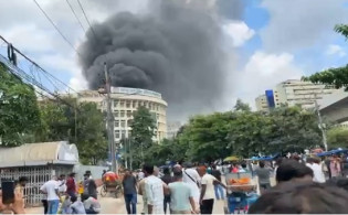 শাহবাগে আ.লীগ-আন্দোলনকারীদের সংঘর্ষ, বঙ্গবন্ধু মেডিকেলে গাড়িতে আগুন