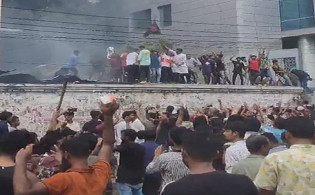 আওয়ামী লীগের ধানমন্ডি কার্যালয়ে আগুন