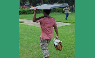 গণভবনে ঢুকে যে যা পারছে নিয়ে যাচ্ছে