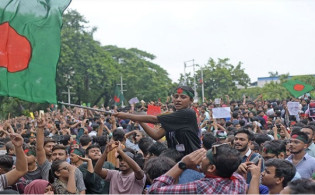 গণভবনে আন্দোলনকারীদের উল্লাস
