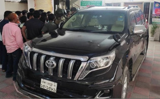 স্বরাষ্ট্র মন্ত্রণালয়ের স্টিকারযুক্ত গাড়িতে বস্তাভর্তি টাকা জব্দ
