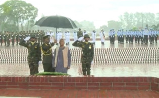 জাতীয় স্মৃতিসৌধে অন্তর্বর্তী সরকারের শ্রদ্ধা