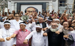 মাথায় কাফনের কাপড়, হাতে লাঠি নিয়ে শেখ হাসিনাকে ফিরিয়ে আনার শপথ