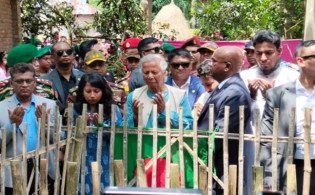 আবু সাঈদের বাড়িতে ড. ইউনূস, করলেন কবর জিয়ারত