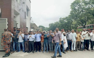 সচিবদের শাস্তির দাবিতে বিক্ষোভ