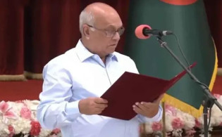 শপথ নিলেন উপদেষ্টা ফারুক-ই-আজম