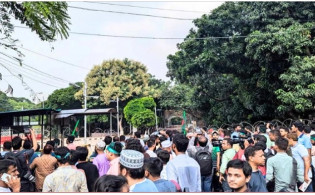 ধানমন্ডি ৩২ নম্বর ছাত্র-জনতার দখলে