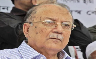 ২৫ বছর যাবত স্ট্যান্ডার্ড ব্যাংকের চেয়ারম্যান কাজী আকরাম!