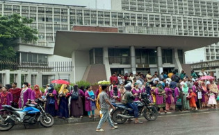 ‘তথ্য আপা’ প্রকল্পের নারীরা সচিবালয়ের সামনে