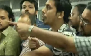হেনস্তার শিকার হলেন স্বাস্থ্য উপদেষ্টা